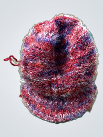 Rote und blaue melierte gestrickte Mütze