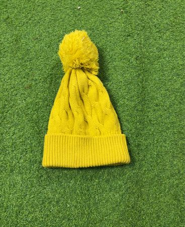 Gelbe Mütze mit Pom Pom