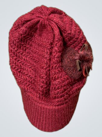 Rote Strickmütze mit Bommel
