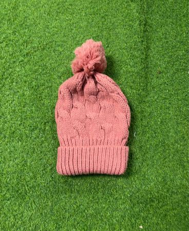 Rosa gestrickte Mütze mit Pompon