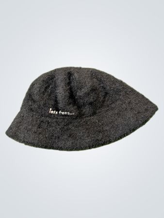 Schwarzer, flauschiger Bucket Hat mit besticktem Text