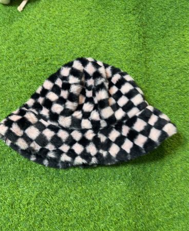 Flauschiger karierter Bucket Hat