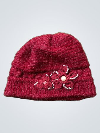 Rote Mütze mit Blumenverzierung