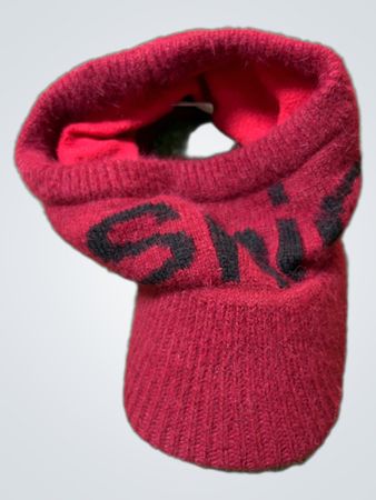 Rote Strickmütze mit schwarzer Aufschrift