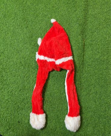 Santa-Hut mit angebundenem Schal und Handschuhen