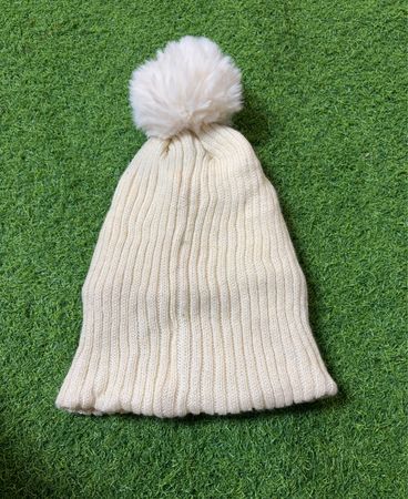 Cremefarbige Strickmütze mit Pompon