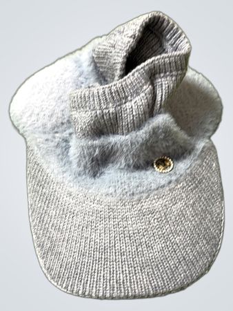 Grauer Strickvisa mit flauschigem Besatz