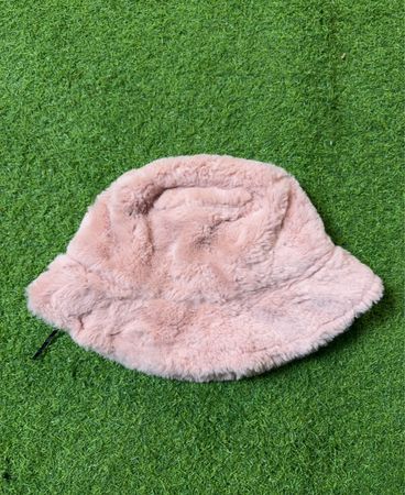 Rosa Kunstpelz Bucket Hat