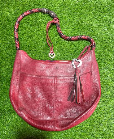 Brighton Rote Leder-Hobo-Tasche mit Herzanhänger und Quaste