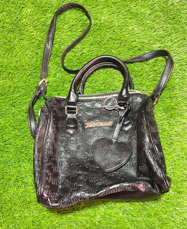 Juicy Couture Schwarze, geprägte Satchel-Tasche mit Herzanhänger