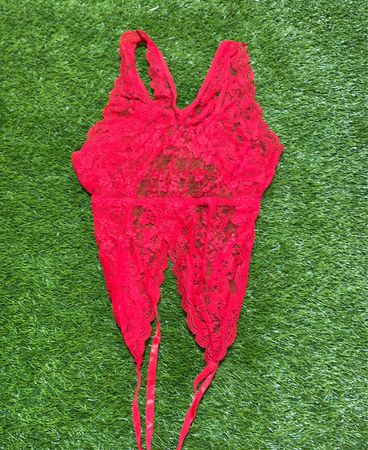 Rotes Spitzen-Halstertop mit Herzdetail