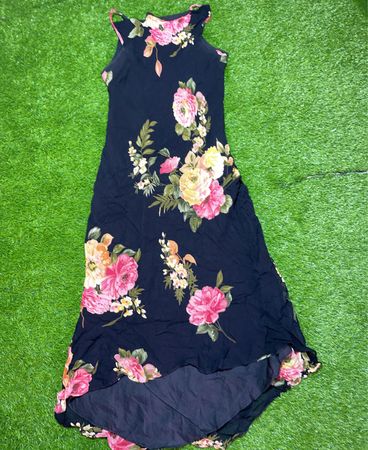 Schwarzes Kleid mit Blumenmuster