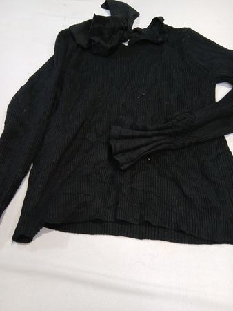 Pull en tricot noir avec col volanté