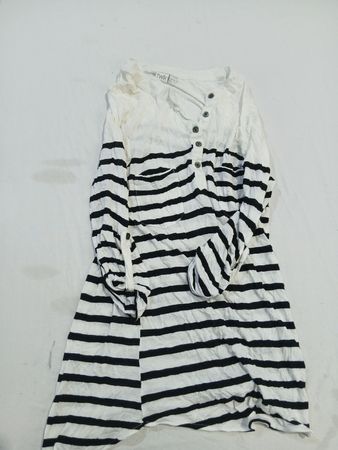 Schwarz-weißer gestreifter Kleid
