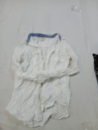 Weißes Hemd mit blauem Kragen