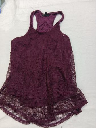 Lila ärmelloses Kleid