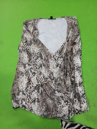 Cable & Gauge Women's Snake Print Top