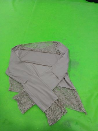 Beiger Schal mit Spitzenbesatz