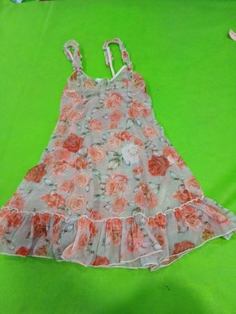 Durchscheinendes Blütenmusterkleid mit Rüschen