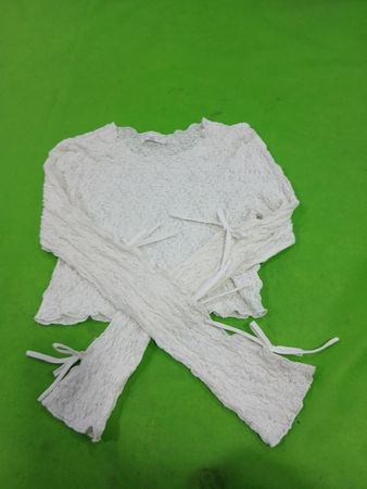 Top en dentelle blanche et crème