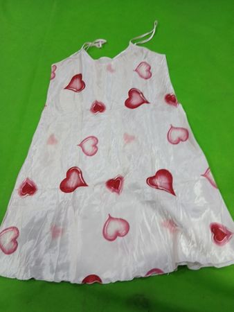 Robe blanche avec un motif de cœurs rouges
