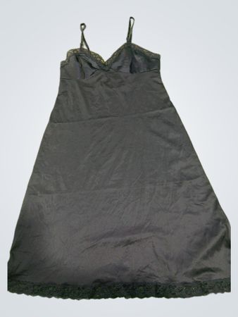 Robe évasée noire avec bordure en dentelle