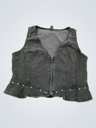 Veste en denim noir pour femme avec ourlet à volants, fermeture éclair et clous