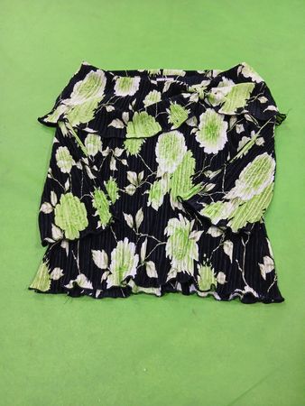 Creative Design Works, Inc. Top plissé floral noir et vert