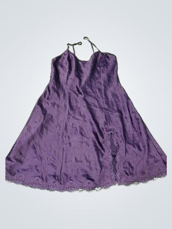 Robe de nuit en satin violet California Dynasty avec bordure en dentelle