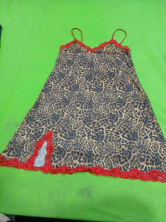 Robe nuisette à imprimé léopard avec des finitions en dentelle rouge
