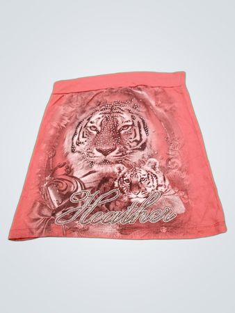 Rosa Rock mit Tiger-Grafik und "Heather"-Text
