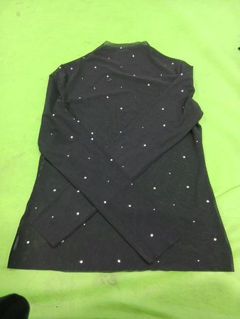 Top à manches longues en mesh noir avec des pois blancs
