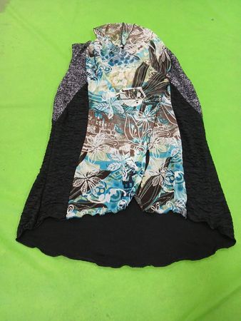 Robe noire texturée avec une superposition imprimée.