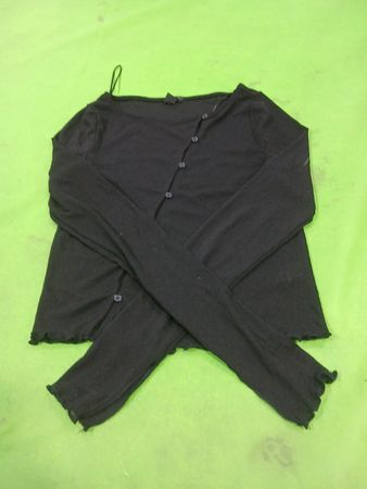 Schwarzes Langarmshirt mit Knöpfen