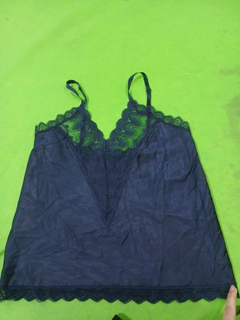 Navyblaues Negligé mit Spitzenbesatz