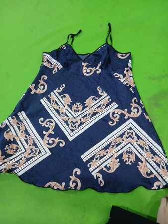 Nachthemd in Marineblau mit dekorativem Muster