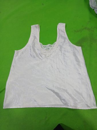 Weißes Tanktop mit Spitzendetail