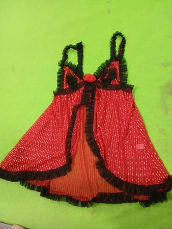 Rotes und schwarzes Babydoll-Dessous