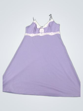 Lavendelfarbenes Slipkleid mit Spitzenbesatz