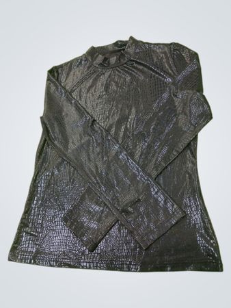 Schwarzes Langarm-Oberteil mit hohem Kragen und Krokodilstruktur