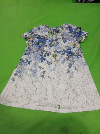 Spitzenkleid mit Blumenmuster