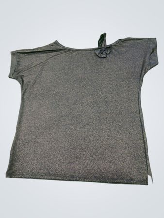 Glänzendes schwarzes T-Shirt mit Schleifendetail
