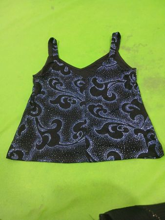 Schwarzes Tanktop mit blauem Wirbelmuster