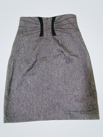 Graues trägerloses Kleid
