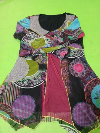 Asymmetrisches Patchwork-Kleid mit geometrischen und floralen Drucken