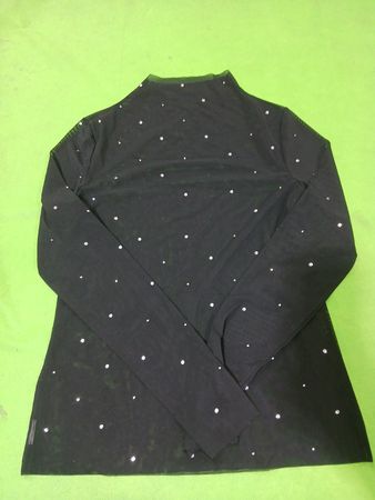 Schwarzes Mesh-Oberteil mit langen Ärmeln und weißen Punkten