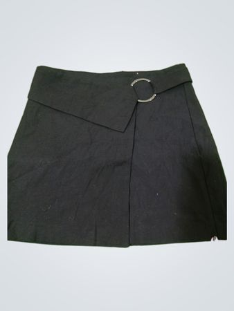Schwarzer Minirock mit Ringdetail