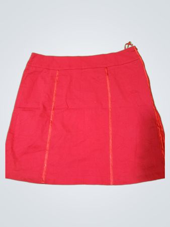 Roter A-Linien-Rock mit Banddetail