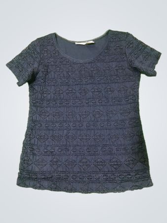 East 5th Marineblaues Kurzarm-Oberteil mit Spitzenbesatz