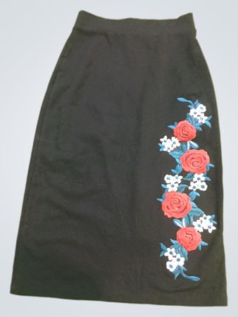 Schwarzer Rock mit Blumenstickerei